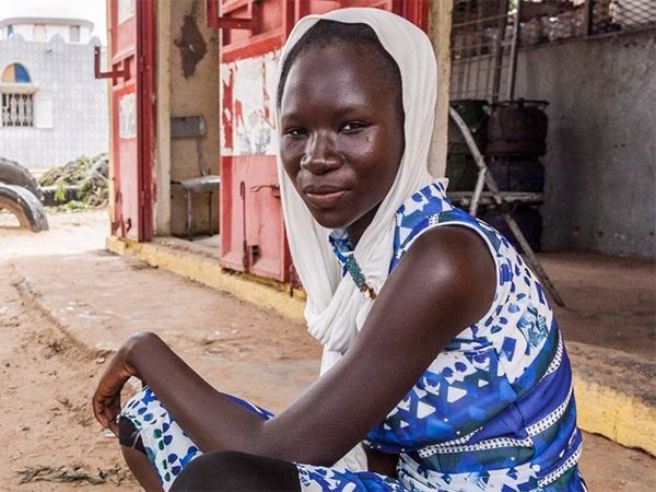 Niña senegalesa mirando